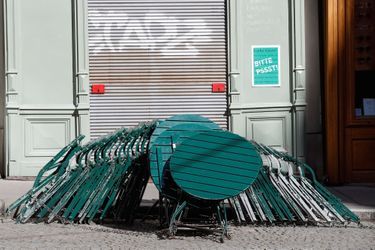La devanture d&#039;un café fermé par l&#039;épidémie à Vienne. De la crise sanitaire à la crise économique, on craint l&#039;effet domino.