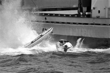 6 septembre 1982. A bord de zodiaques, des militants protestent contre le navire RIJNBORG qui déverse des déchets nucléaires dans l'Atlantique. L'opération tourne mal. Deux barils sont largués sur l'un des bateaux de Greenpeace, le faisant chavirer et blessant son capitaine, Willem Groenier.