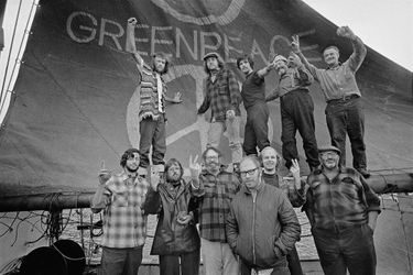 22 septembre 1971. Lors du tout premier voyage de Greenpeace, au départ de Vancouver (Canada). Le but du périple était d'arrêter les essais nucléaires sur l'île d'Amchitka (Alaska) en naviguant dans la zone réglementée. L'équipage du Phyllis Cormack était composé de Hunter, Moore, Cummings, Metcalfe, Birmingham, Cormack, Darnell, Simmons, Bohlen, Thurston et Fineberg.