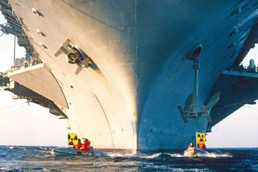 9 juin 1988. Greenpeace proteste contre le HMS Eisenhower, un navire de guerre nucléaire, à Palma, Majorque (Espagne).