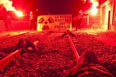 24 janvier 2010. Des militants de Greenpeace bloquent un train transportant des déchets nucléaires vers une usine de Cherbourg. Les militants s'enchaînent à la voie ferrée et déploient des banderoles : "La Russie n'est pas une poubelle !". 
