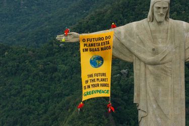 16 mars 2006. Des militants déploient une banderole sur la célèbre statue du Christ Rédempteur à Rio de Janeiro pour appeler les gouvernements à protéger la biodiversité. L'action concorde avec le calendrier de la Convention sur la diversité biologique des Nations Unies (CDB) à Curitiba, au Brésil, où des représentants de 188 pays discutent de la protection de la biodiversité.