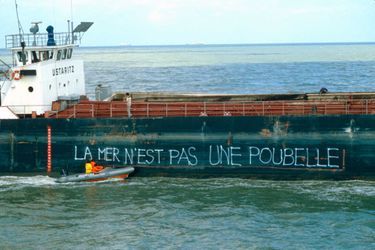 15 juin 1983. Au Havre, des militants taguent la barge "Ustaritz" qui transporte du phosphogypse, le gypse non naturel issu du traitement industriel des minerais calciques fluorophosphatés, pour la fabrication de l'acide phosphorique et des engrais phosphatés, afin de dénoncer une décharge contenant des boues jaunes dans l'estuaire de la Seine.