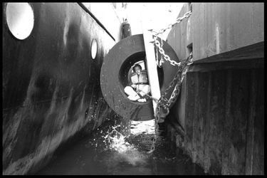 14 septembre 1993. Quatre jours de bloquage contre l'usine de chlore Atochem (aujourd'hui Arkema) à Fos-Sur-Mer, en France. Un activiste s'enchaîne dans une bouée et les deux entrées ainsi que la voie ferrée menant à l'usine sont bloquées.
