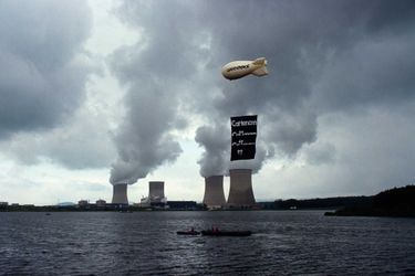 21 juin 1991. Un dirigeable survole la centrale nucléaire de Cattenom (Moselle) pour dénoncer la mise en service d'un quatrième réacteur tandis que ce dernier subissait un incident quelques jours plus tôt.