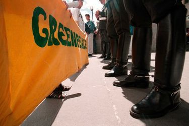 31 juillet 1998. Greenpeace et des étudiants défilent pour exiger la protection des mangroves à Quito, Equateur.