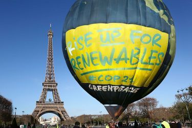 28 novembre 2015. La montgolfière Greenpeace vole devant la Tour Eiffel pour appeler les décideurs politiques à encourager les énergies renouvelables, à quelques jours du début de la COP21, à Paris.