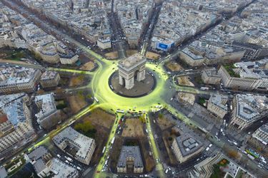 11 décembre 2015. Les militants écologistes ciblent la place de l'Étoile et l'Arc de Triomphe et répandent de la peinture jaune sur les pavés. Un homme est également suspendu au monument et une banderole affichant "M. Hollande, renouvelez l'énergie" est déployée.