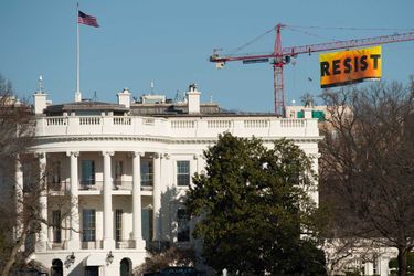 25 janvier 2017. Des militants Greenpeace déploient une banderole sur une grue de construction près de la Maison Blanche avec la mention "RESIST" lors du cinquième jour de mandat du président américain Donald Trump.