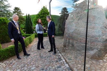 La princesse Mary et le prince héritier Frederik de Danemark devant l'une des pierres runiques à Jelling, le 25 septembre 2021