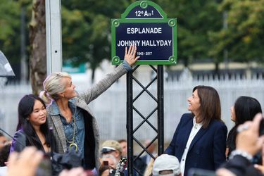 Inauguration de l'Esplanade Johnny, sur le vaste parvis devant Bercy. La plaque a été dévoilée en présence de Laeticia Hallyday, ses filles et d'Anne Hidalgo, maire de Paris.