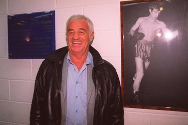 Jean-Paul Belmondo inaugure la Salle de boxe portant son nom à Issy-les-Moulineaux, en mars 2001.