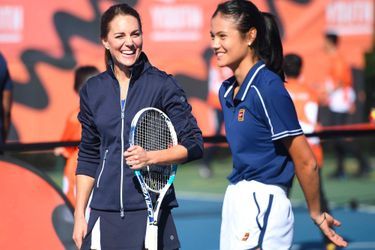 Kate Middleton a joué en double avec Emma Raducanu au Centre national du tennis à Roehampton, le 24 septembre 2021.