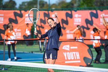 Kate Middleton a joué en double avec Emma Raducanu au Centre national du tennis à Roehampton, le 24 septembre 2021.