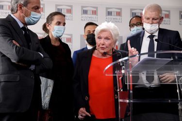 Line Renaud , ici avec Olivier Falorni, a encouragé mardi les parlementaires à voter «le plus vite possible» un texte sur le droit à l'euthanasie.