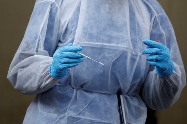 Une biologiste effectue des tests de dépistage du coronavirus, à Paris, le 27 mars. 