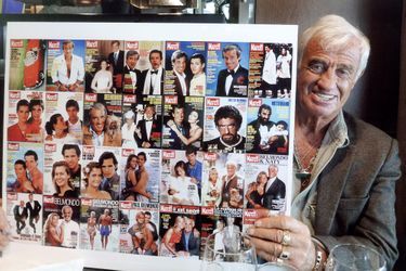 Jean-Paul Belmondo posant en 2009 avec les 28 couvertures de Paris Match de la famille Belmondo.