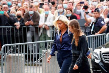Natty Tardivel et Stella Belmondo arrivant aux obsèques de Jean-Paul Belmondo à Paris, le 10 septembre 2021.