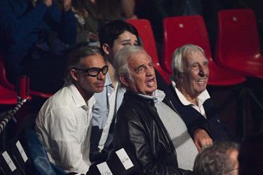Paul et Jean-Paul Belmondo avec Charles Gérard au Zénith de Paris pour le combat entre Tony Yoka et Jonathan Rice, en janvier 2017.