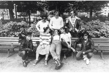 Autour de Coluche, de gauche à droite : Martin Lamotte, Christian Clavier, Josiane Balasko, Thierry Lhermitte, Myriam Mézières, Patrick Olivier et Gérard Lanvin, réunis pour le spectacle «Ginette Lacaze » en 1976.