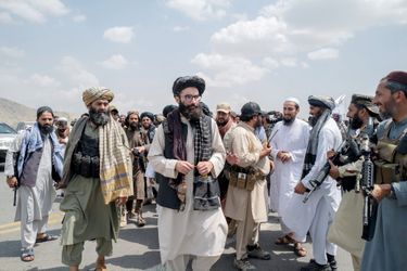 Anas Haqqani (lunettes), un des principaux dirigeants des talibans, arrive à l’aéroport de Kaboul, évacué quelques heures plus tôt par les Américains. Le 31 août. 