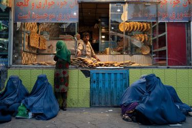 Devant cette boulangerie de la capitale, des femmes en burqa comptent sur la générosité des clients pour se nourrir. Le voile intégral préserve l’anonymat de celles qui sont souvent veuves ou épouses d’hommes arrêtés par les talibans.