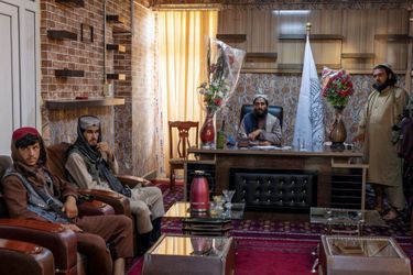 Les talibans prennent leurs aises dans un poste de police du 6e district. C’est dans ce bureau que les habitants viennent porter plainte. Le 2 septembre.