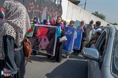 Malgré les intimidations des talibans, elles sont quelques dizaines, le 4 septembre à Kaboul, à réclamer que les femmes participent à la formation du gouvernement.
