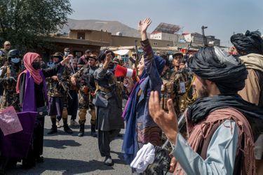 L’arrivée des forces spéciales du nouveau régime pour disperser la manifestation, à Kaboul, le 4 septembre. Rochana Rizahi, une des leaders de la contestation, est aspergée de gaz poivre. 