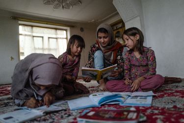 Privée de cours, Arifa (au centre), 14 ans, s’improvise professeure d’anglais et de mathématiques pour ses petites sœurs, Zahra, 11 ans, Hatifa, 8 ans, et Frichta, 5 ans. Ici dans leur maison du quartier hazara de Kaboul.