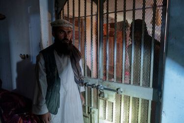 Un gardien devant la cellule réservée aux « drogués », arrêtés pour avoir fumé du haschisch. Pul-e-Charkhi, à Kaboul.