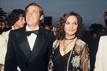 Laura Antonelli et Jean-Paul Belmondo au Festival de Cannes en 1974. Bébel succombera aux charmes de la belle Italienne en 1972. Leur histoire d&#039;amour durera huit ans. L’actrice sera à l’affiche de deux de ses films « Les mariés de l’an II » et « Docteur Popaul ».