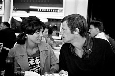 Jean-Paul Belmondo et Elodie sur le tournage de &quot;Cartouche&quot; de Philippe de Broca, en 1960.