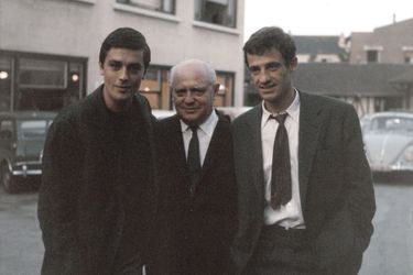 René Clement, Jean-Paul Belmondo et Alain Delon sur le tournage de "Paris brule-t-il ?" en 1966.
