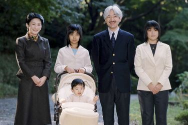 Le prince Hisahito du Japon avec ses parents et ses sœurs, le 30 novembre 2007