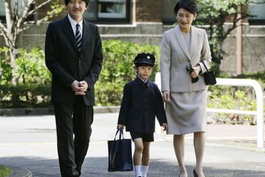 Le prince Hisahito du Japon avec ses parents pour son premier jour de primaire, le 7 avril 2013