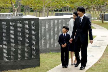 Le prince Hisahito du Japon avec ses parents, le 10 décembre 2013