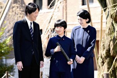Le prince Hisahito du Japon avec ses parents, diplômé de l&#039;école primaire le 15 mars 2019