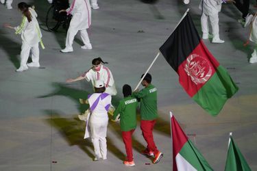 Hossain Rasouli et Zakia Khudadadi ont fièrement défilé lors de la cérémonie de clôture des Jeux paralympiques, portant les couleurs de l’Afghanistan.