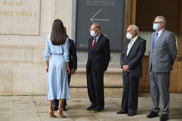 La reine Letizia d'Espagne, de dos, devant le Musée du Prado à Madrid, le 13 septembre 2021