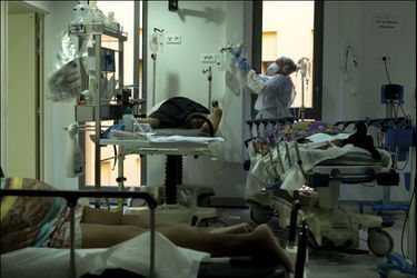 Tri. Dans la salle de "bobologie" transformée en salle de dispatching, plus de 25 malades attendent d'être répartis dans les services de soins.