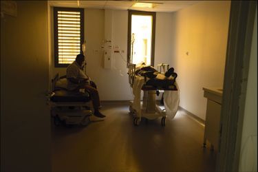 Traitement. Patients sous oxygène dans l'une des salles du service des urgences.