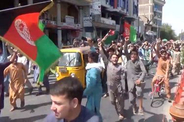 Des Afghans sont descendus dans les rues avec des drapeaux nationaux jeudi, jour du 102e anniversaire de l'indépendance de leur pays, bravant le nouveau pouvoir taliban, qui a imposé son drapeau blanc sur les bâtiments publics. 