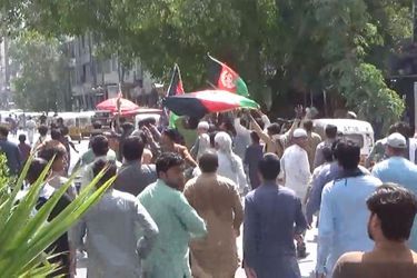 Des Afghans sont descendus dans les rues avec des drapeaux nationaux jeudi, jour du 102e anniversaire de l'indépendance de leur pays, bravant le nouveau pouvoir taliban, qui a imposé son drapeau blanc sur les bâtiments publics. 