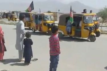Un groupe de jeunes hommes et femmes a déployé un large drapeau tricolore noir, rouge et vert près de Wazir Akbar Khan, une banlieue de la capitale Kaboul, au moment même où un pick-up transportant des combattants talibans passait à côté, a constaté un journaliste de l'AFP.