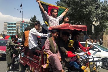 Des Afghans sont descendus dans la rue pour protester contre les talibans. 