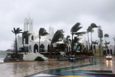 L&#039;ouragan Nora, rétrogradé dimanche &quot;tempête tropicale&quot;, a tué un jeune Espagnol dans l&#039;Etat de Jalisco (ouest), tandis qu&#039;une femme est portée disparue.