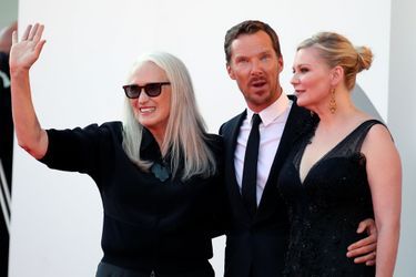 Kirsten Dunst entourée de la réalisatrice Jane Campion et son partenaire à l’écran, Benedict Cumberbatch.