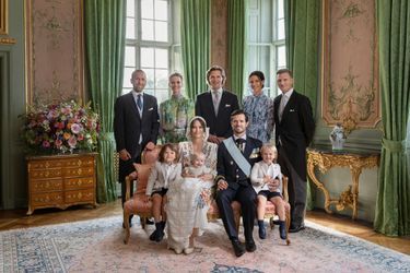 L'une des photos officielles du baptême du prince Julian de Suède, le montrant avec ses parents, ses frères et ses parrains et marraines