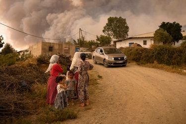 Le habitants observent les incendies à Chefchaouen, au Maroc, le 15 août 2021.